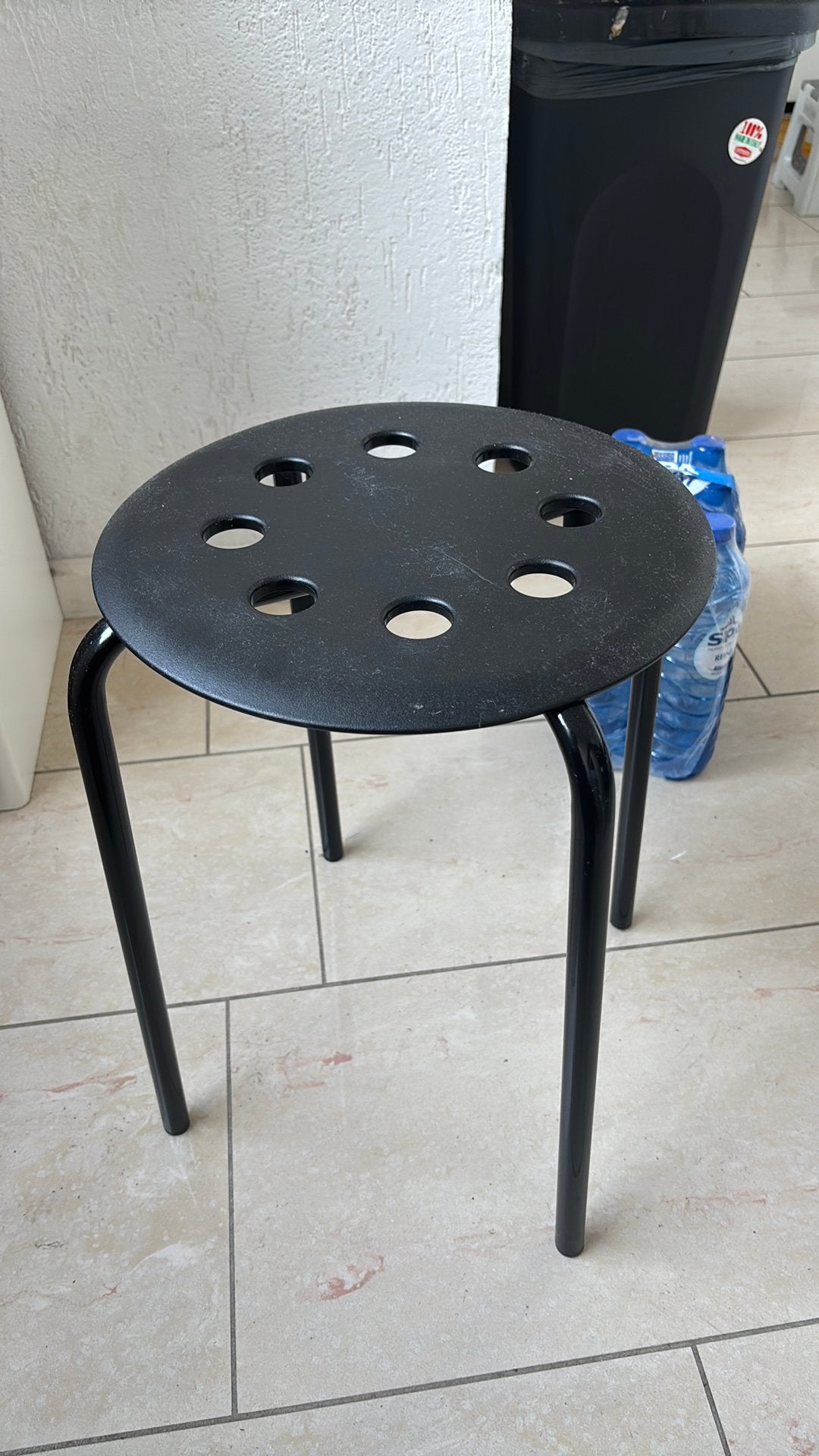 Small black plastic stool with metal legs, Ophalen, Zo goed als nieuw, Kunststof