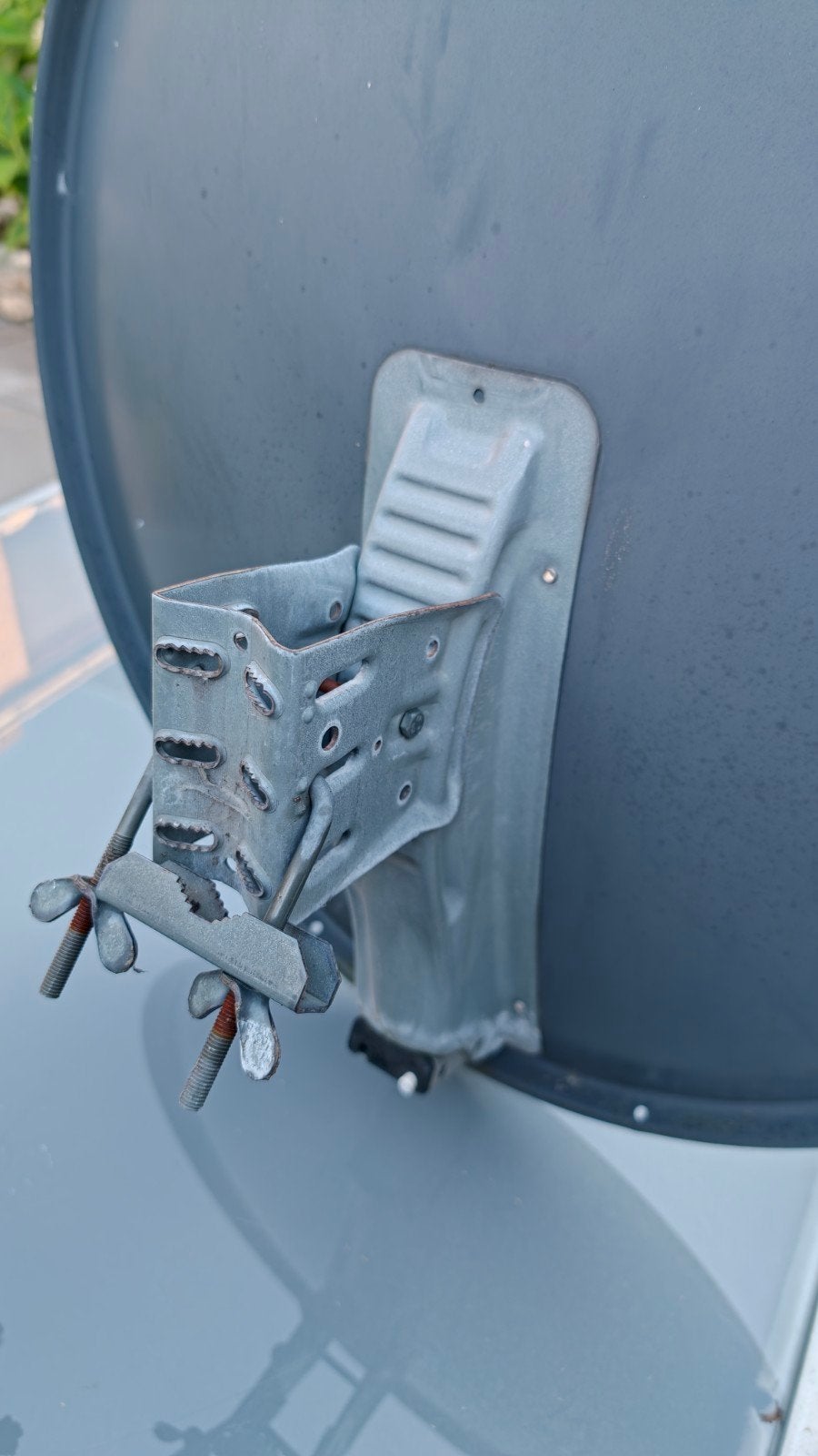 Schotelantenne met LNB's en bevestigingsmateriaal, Ophalen of Verzenden, Gebruikt, (Schotel)antenne, Overige merken