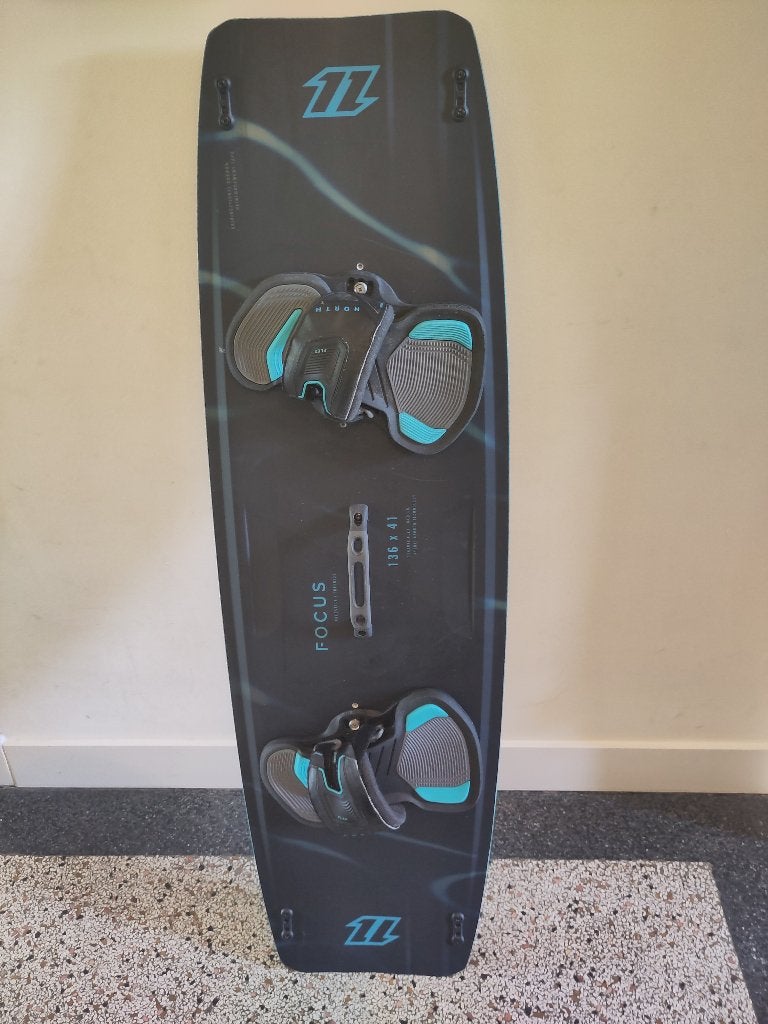 kiteboard North Focus 136 x 141 met bindingen, Watersport en Boten, Gebruikt, Twintip, Kiteboard, Ophalen of Verzenden