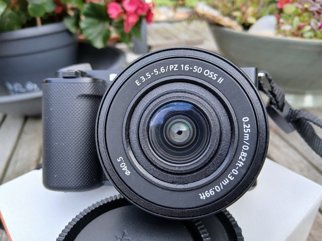 Sony ZV E-10 -16-50 mm OSS II powerlens-Grip -Sd kaart, Ophalen of Verzenden, Zo goed als nieuw, 24 megapixels, Sony