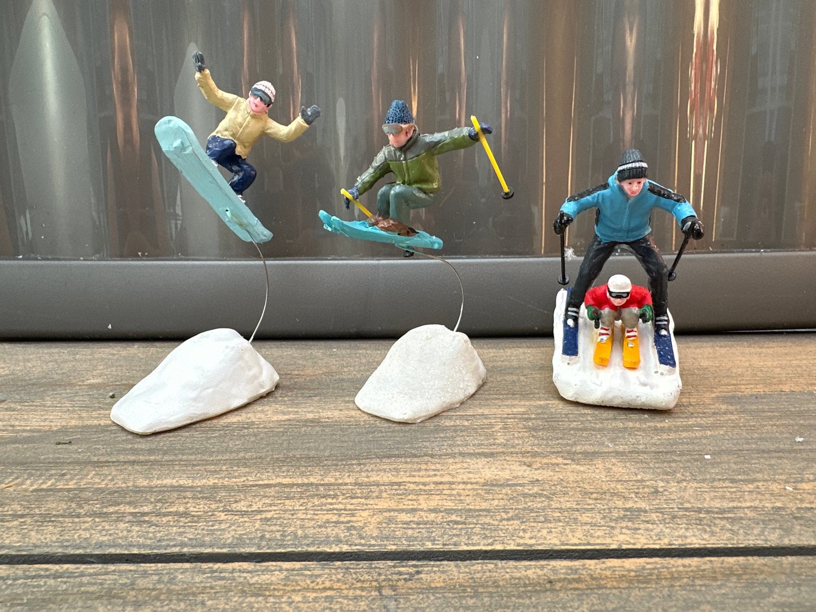 Lemax figuurtjes Set van 3 Ski- en Snowboardbeeldjes, Ophalen of Verzenden, Zo goed als nieuw
