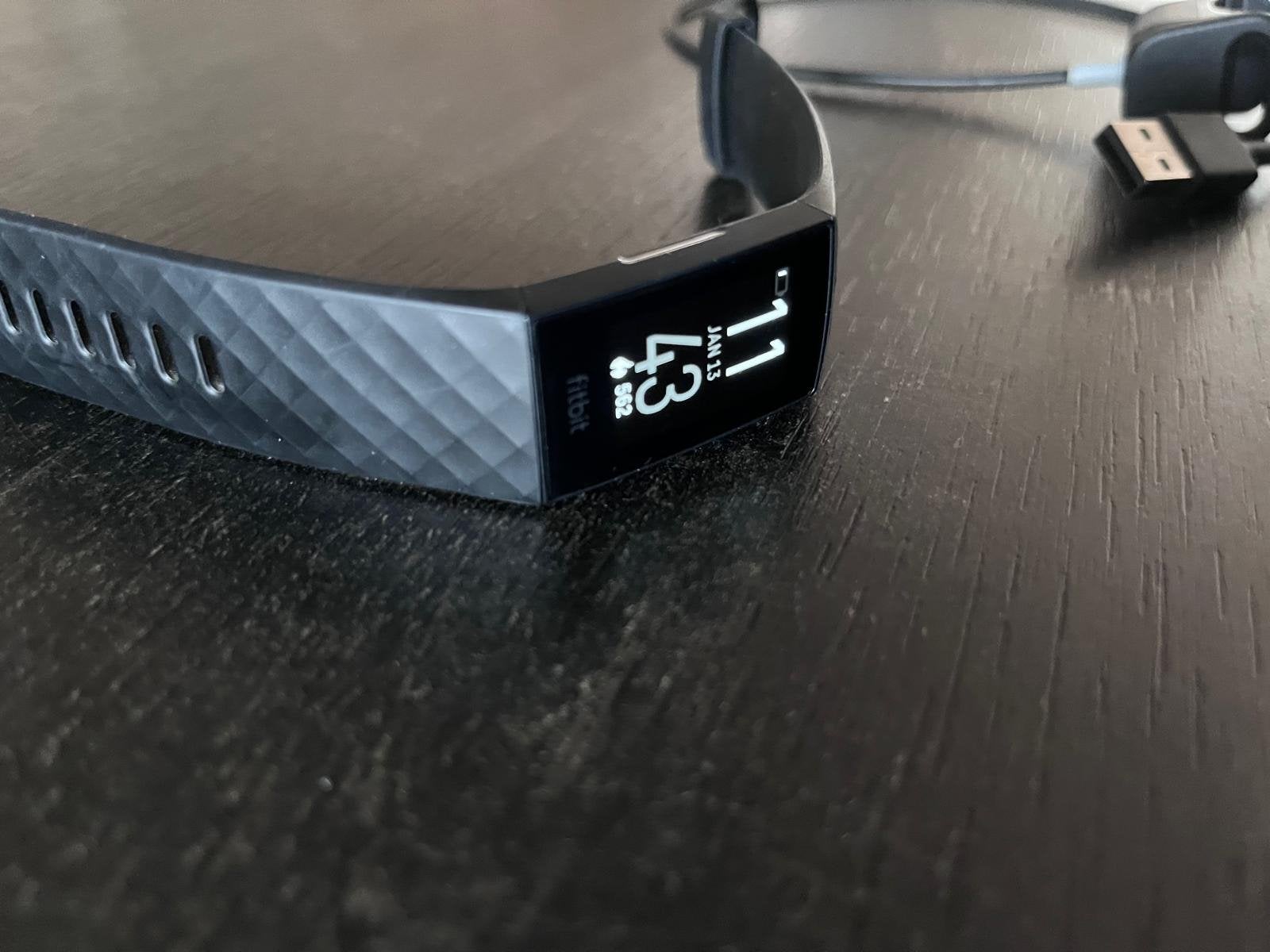 Fitbit Charge 4 Activity Tracker Zwart met Oplader, Gebruikt, Zwart, Ophalen of Verzenden, Waterdicht