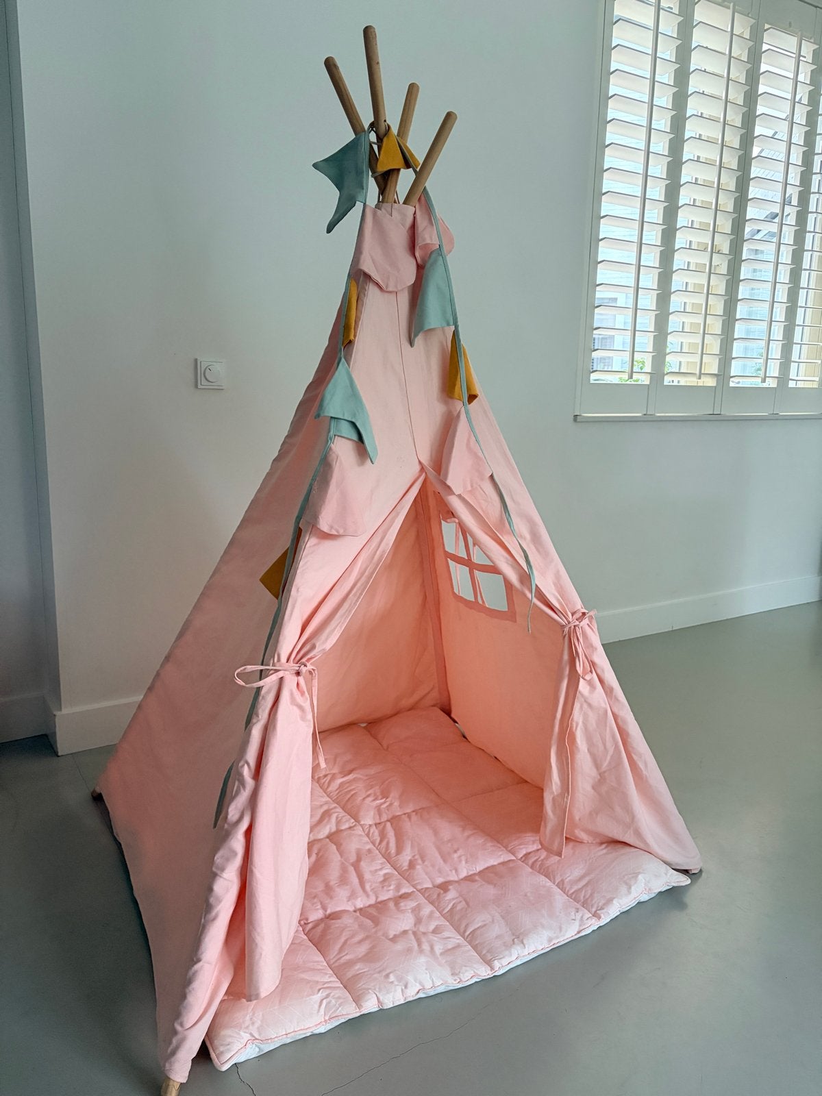 Roze tipi speeltent met vlaggetjes en zacht matje, Ophalen, Gebruikt