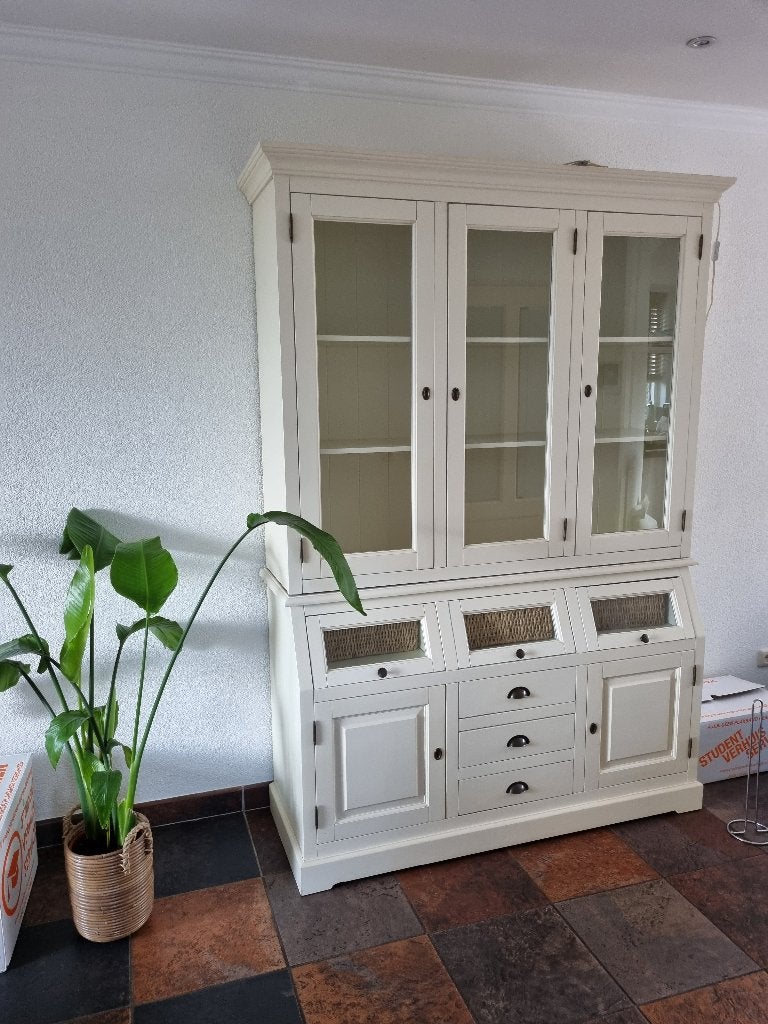 Mooie beige vitrinekast