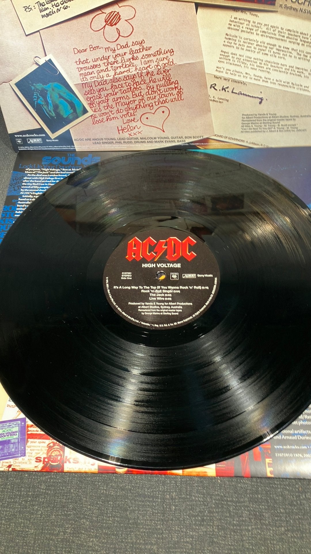 AcDc.  High Voltage, Zo goed als nieuw, 12 inch, Inclusief binnenhoes, Ophalen of Verzenden