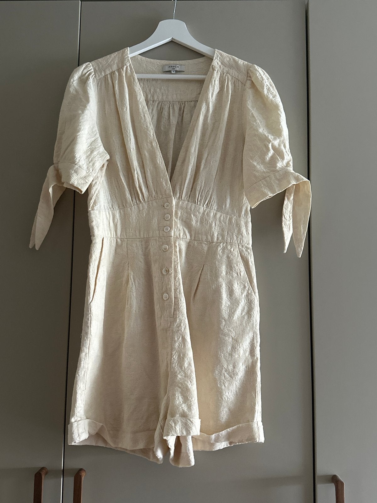 Lichtbeige playsuit van FRNCH met knoopjes en strikdetails, Kleding | Dames, Jumpsuits, Ophalen of Verzenden, Zo goed als nieuw