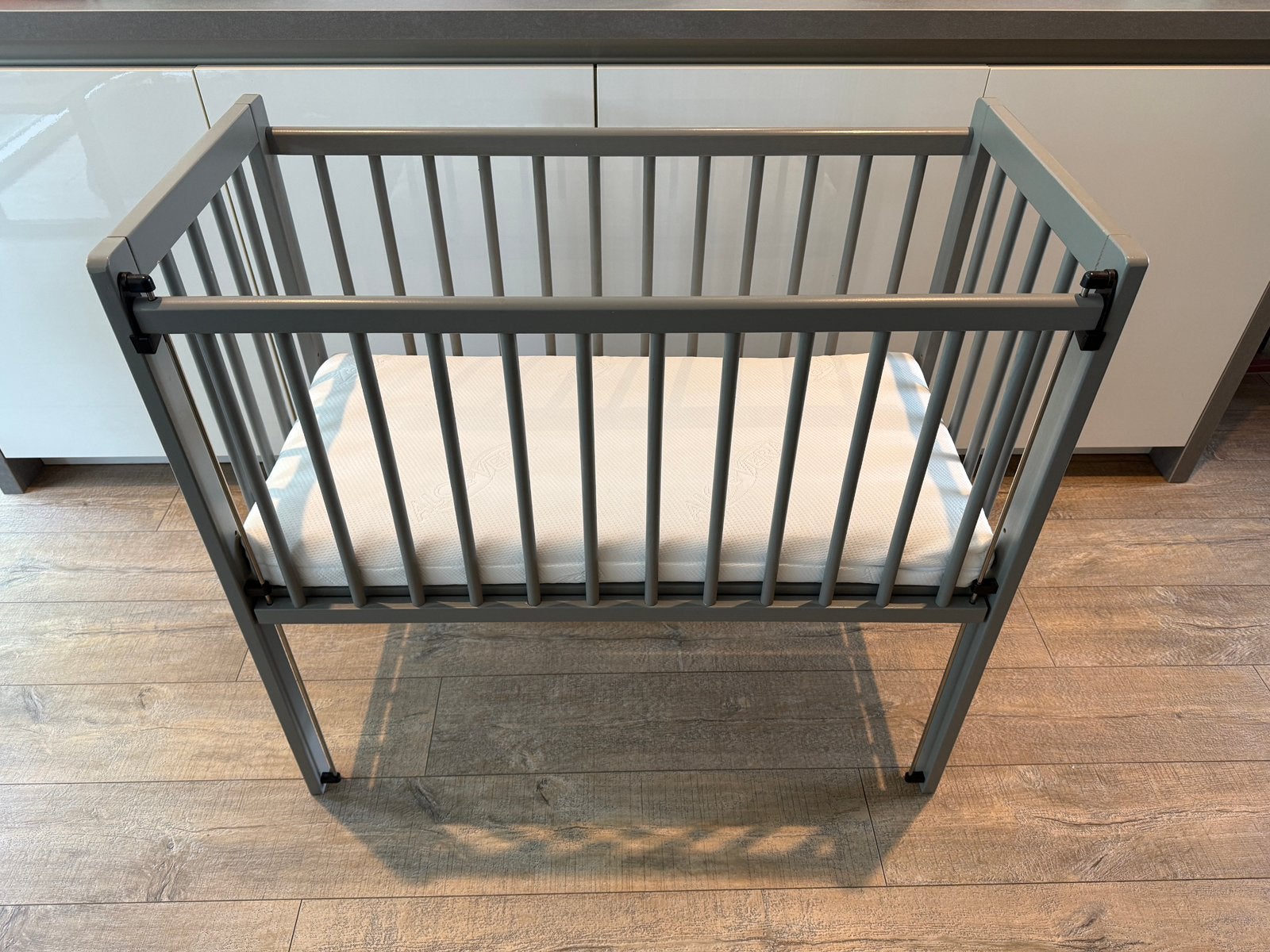 Grijze cosleeper Lilly van Petit Amélie, Ophalen, Gebruikt, Ledikant