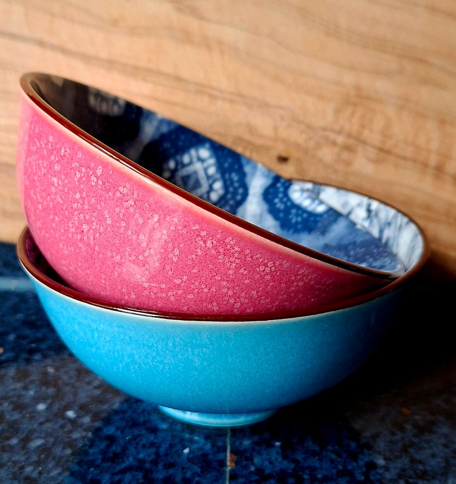 2 Porseleinen Schaaltjes Kommen Blauw Wit 1x roze Buitenkant, Nieuw, Ophalen of Verzenden, Schaal of Schalen, Overige stijlen