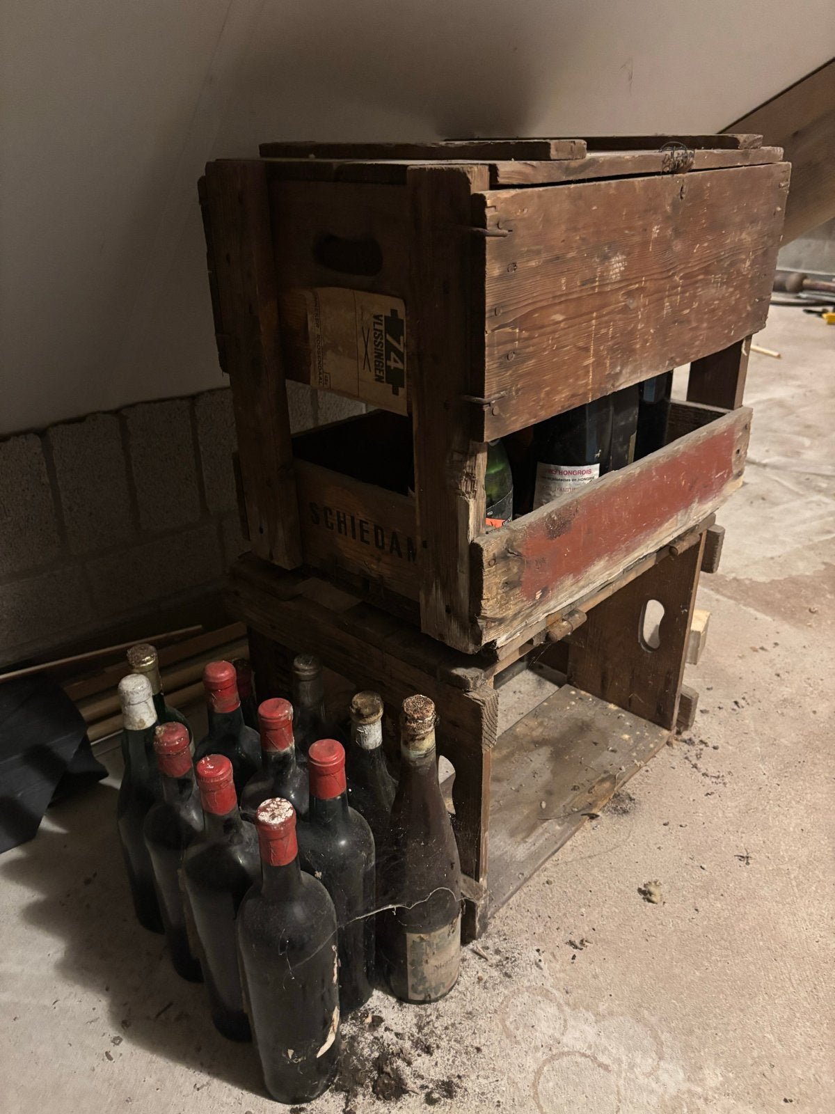 Vintage houten kratten en oude wijn, Ophalen, Gebruikt, Frankrijk, Rode wijn
