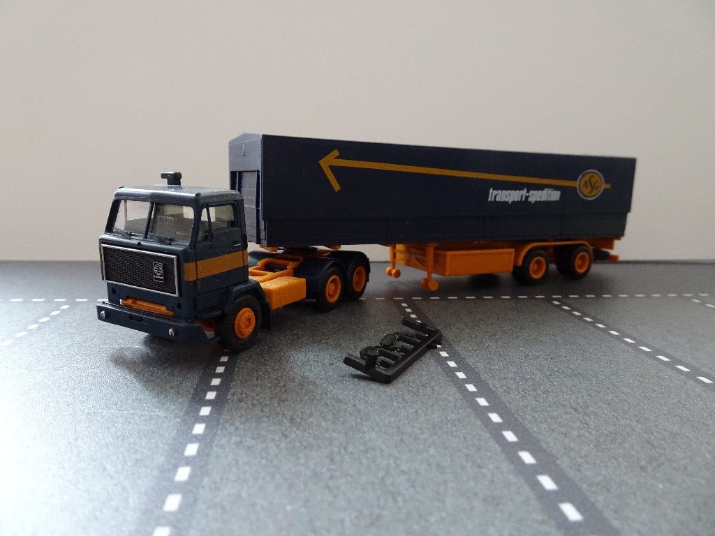 109 albedo volvo f88 f89 mist gril stukje asg zweden 1:87, Ophalen of Verzenden, Zo goed als nieuw, Bus of Vrachtwagen, Herpa
