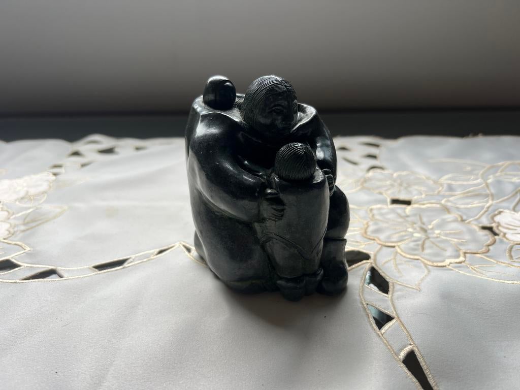 Handgemaakt beeldje “familie” - Victoria Canada, Groep mensen, Minder dan 20 cm, Ophalen of Verzenden, Zwart
