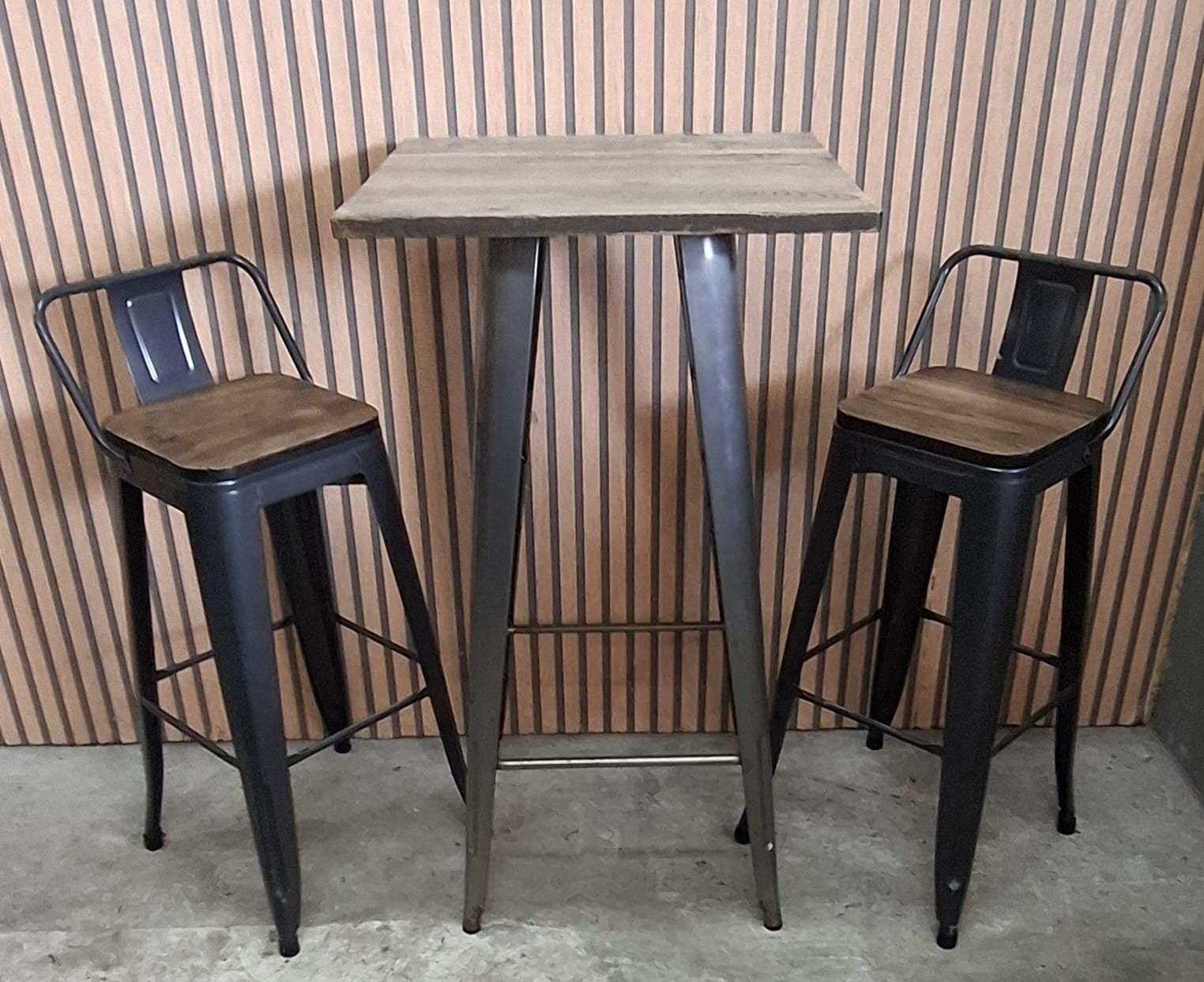 2 x bartafels 4 x barstoelen metaal hout bar stoelen tafels, Huis en Inrichting, Barkrukken, Ophalen of Verzenden, Zo goed als nieuw