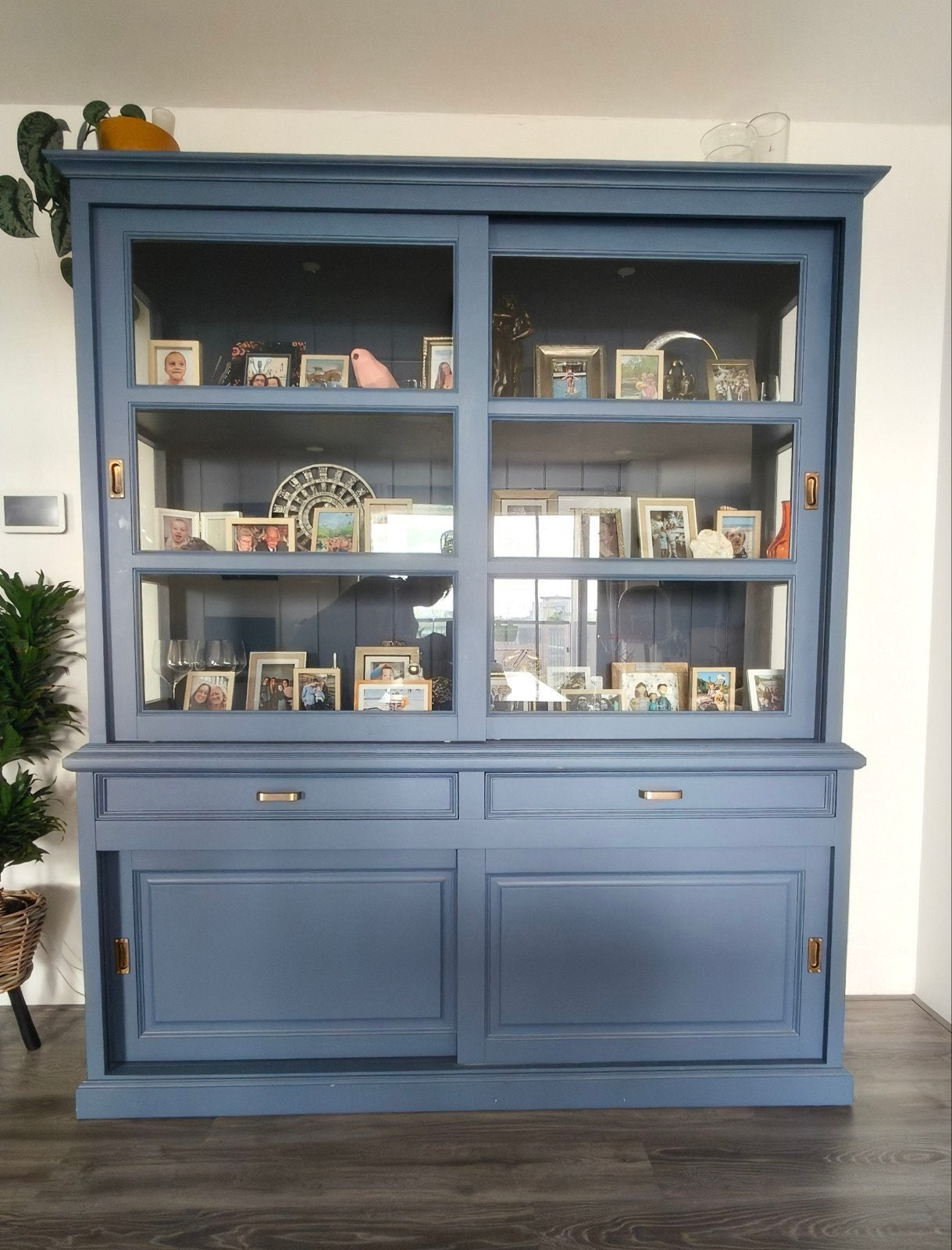 Prachtige blauwe vitrinekast /buffetkast met LED verlichting, Huis en Inrichting, Kasten | Vitrinekasten, Ophalen