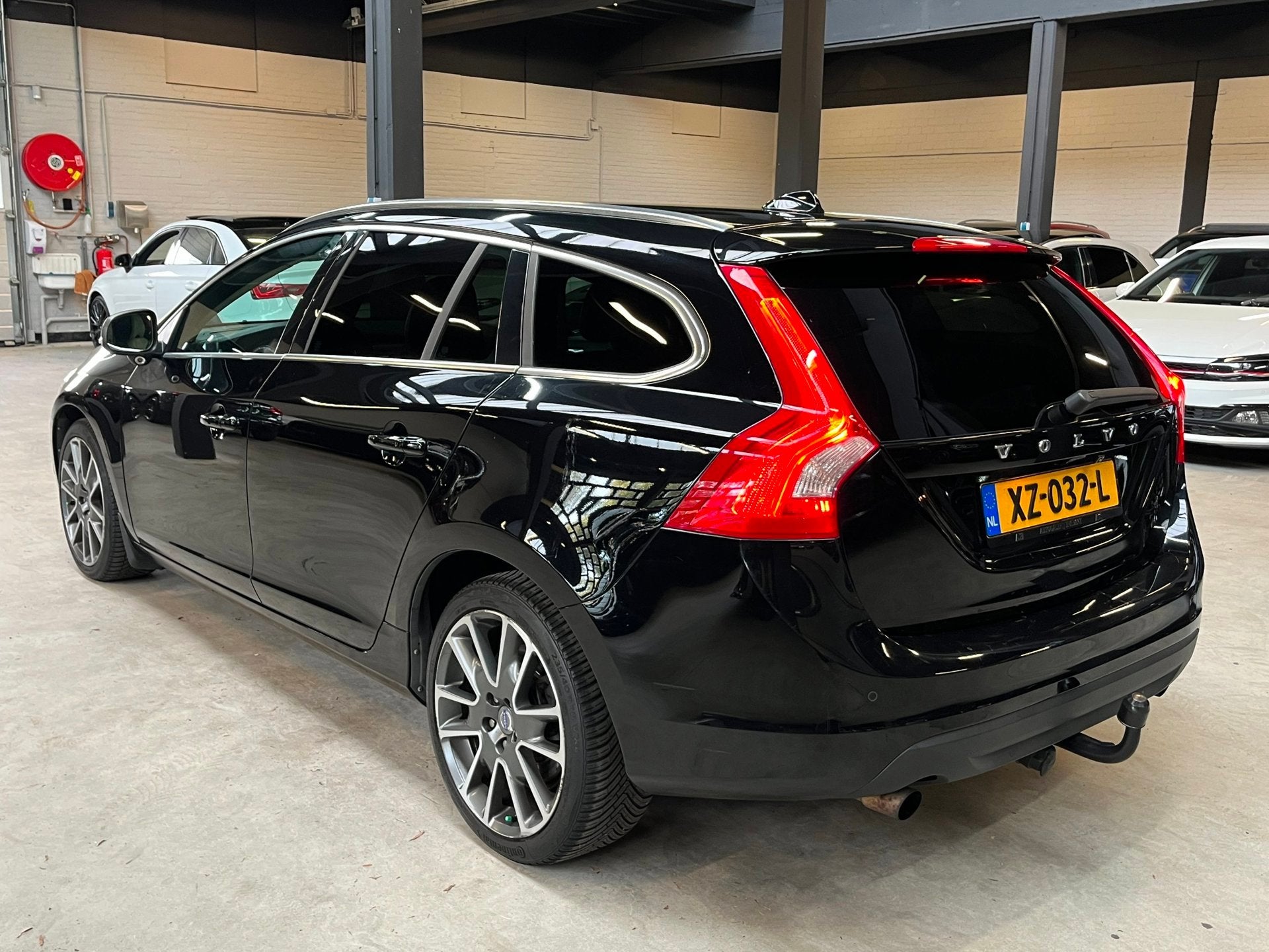 Volvo V60 1.6 T4F Summum /Dodehoek/Cruise/XenonLed/Stoelverw, Auto's, Gebruikt, 4 cilinders, Overige brandstoffen, Zwart