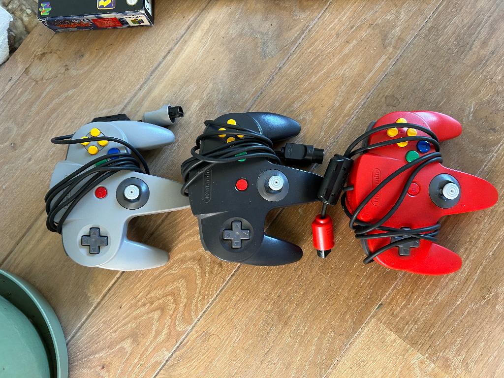 Te koop Nintendo 64 bundel, Spelcomputers en Games, Spelcomputers | Nintendo 64, Gebruikt, Met 3 controllers of meer, Met games