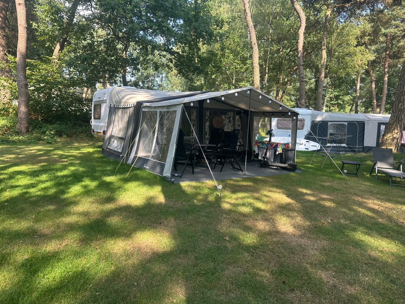 Kip Grey Line Special 47TDB – Compleet kampeerklaar!, Caravans en Kamperen, Caravans, Vast bed, Rondzit, Kip, Luifel