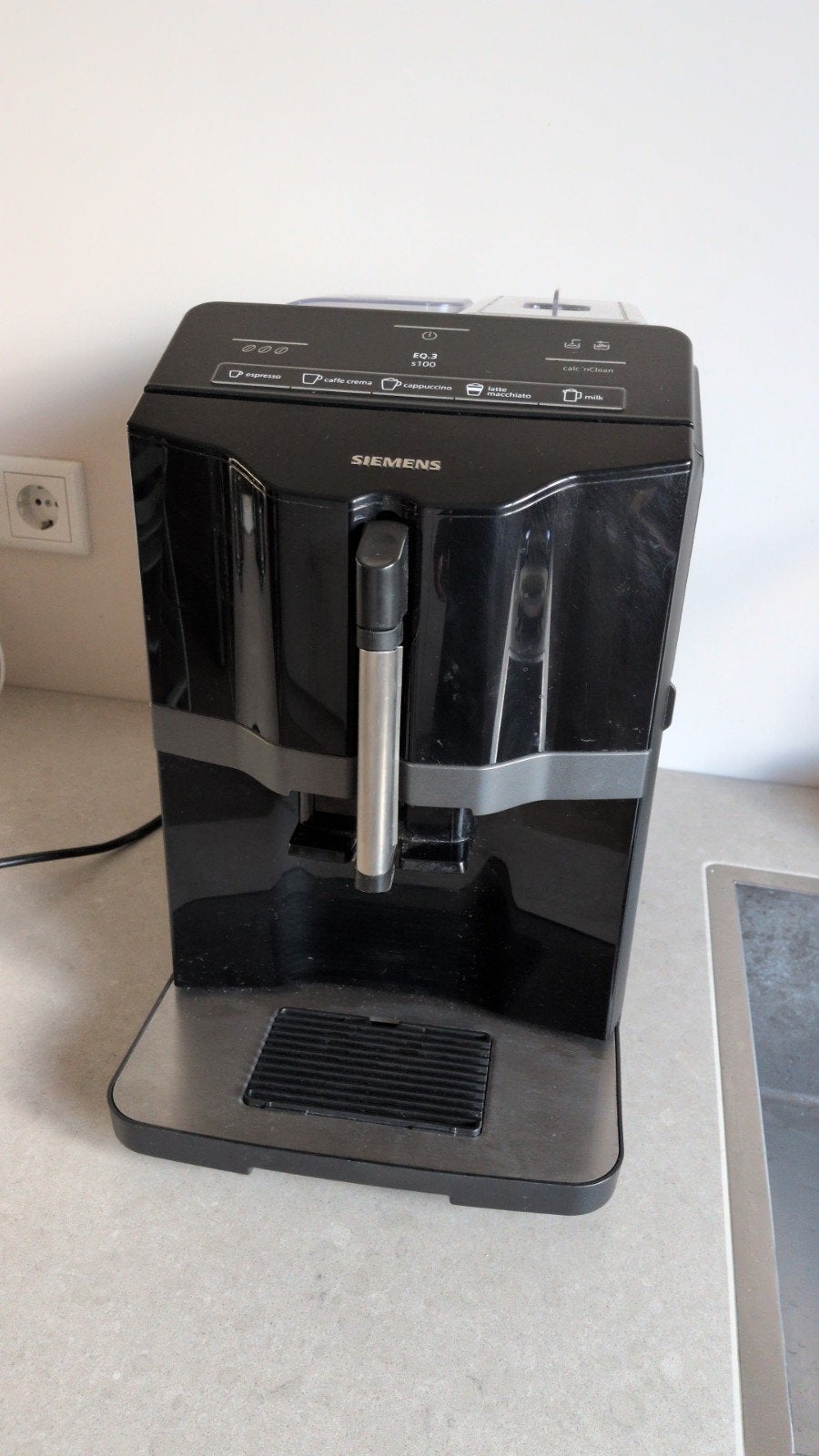 Siemens EQ.3 S100 volautomatische koffiemachine (lekt), Witgoed en Apparatuur, Gebruikt, Koffiemachine, Koffiebonen, Ophalen