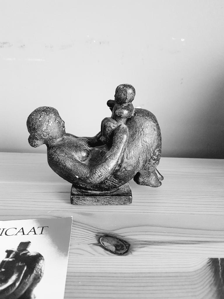 Beeldje vrouw met kind Frank Letterie kunststeen, Antiek en Kunst, Kunst | Beelden en Houtsnijwerken, Ophalen of Verzenden