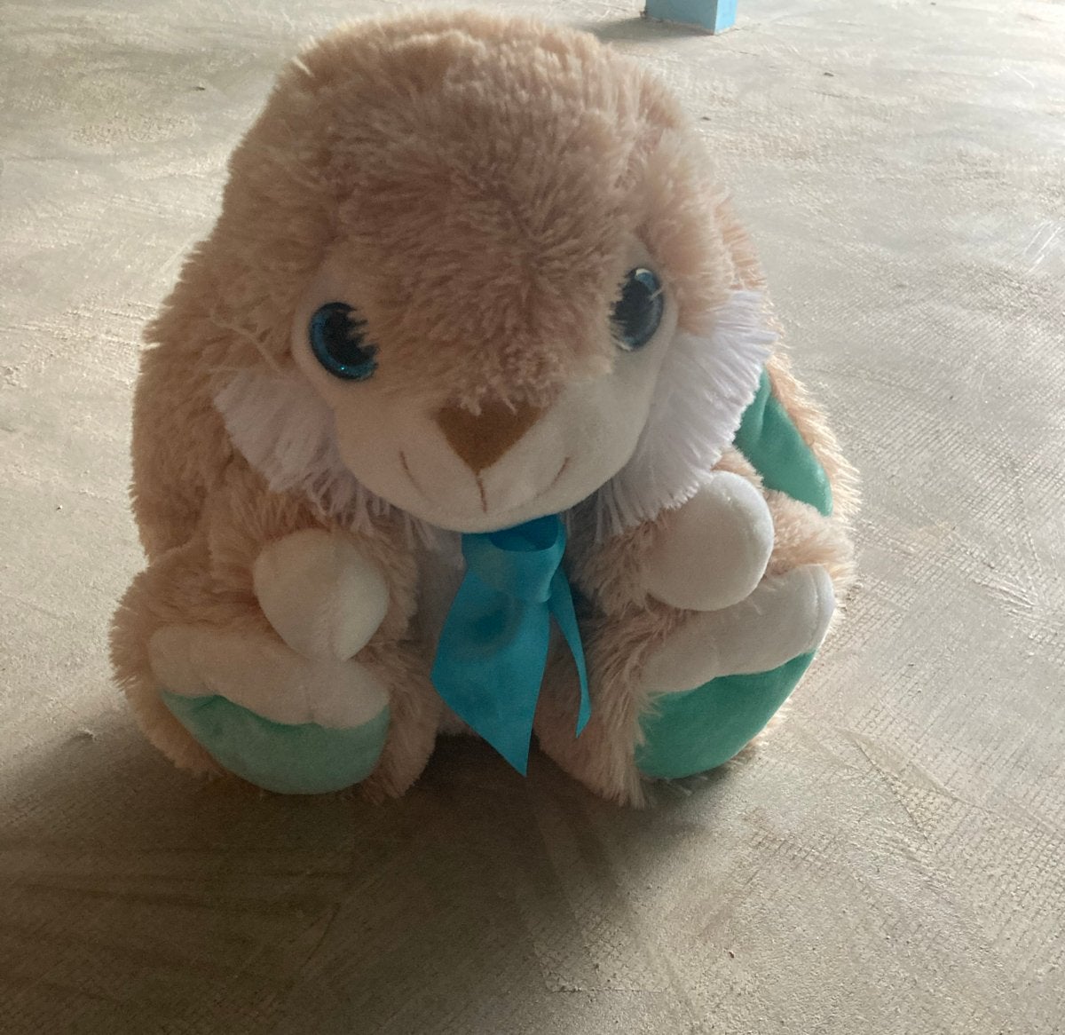 Schattige pluche konijn knuffel met blauwe strik, Ophalen, Overige merken, Overige karakters, Konijn