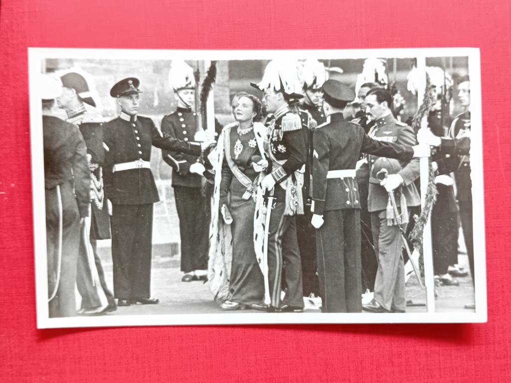 Ansichtkaart H.M Koningin Juliana, Ophalen of Verzenden, Zo goed als nieuw, Kaart, Foto of Prent