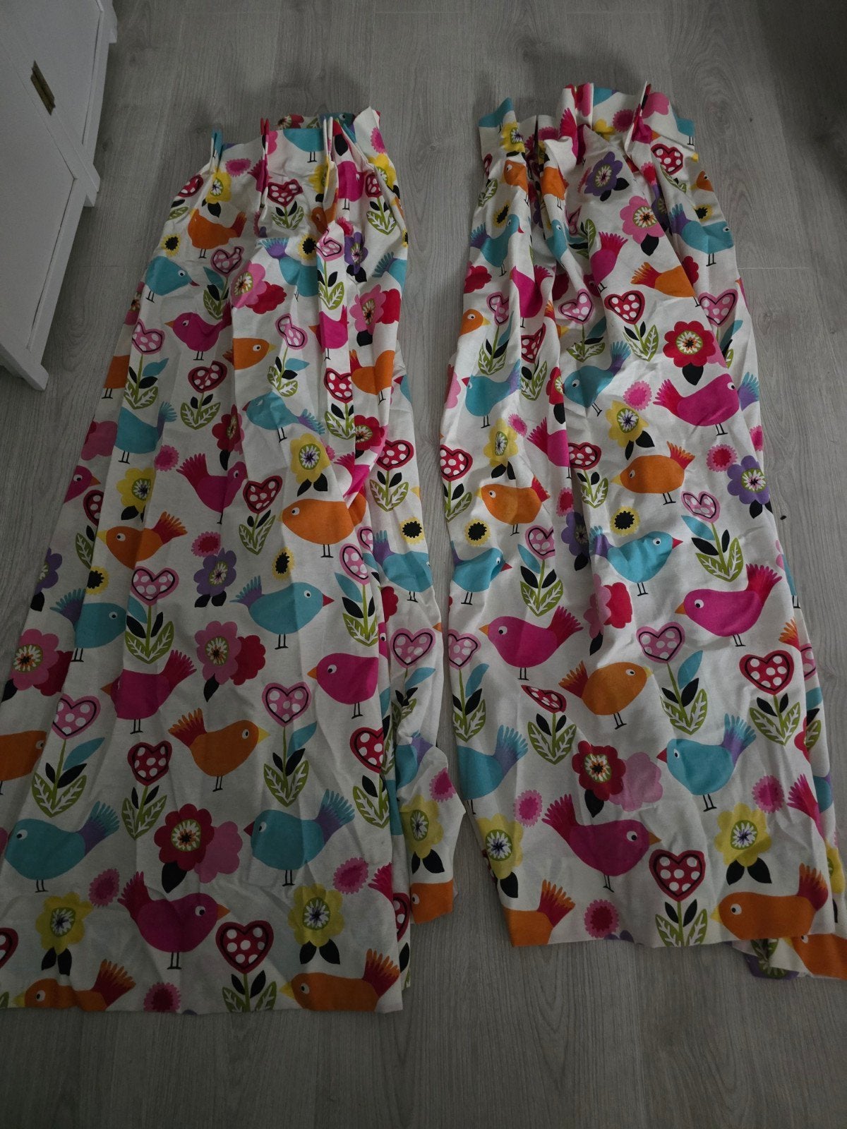 Vrolijke kindergordijnen met vogels en bloemen (2 stuks), Ophalen of Verzenden, Gebruikt, Geel, Gordijn