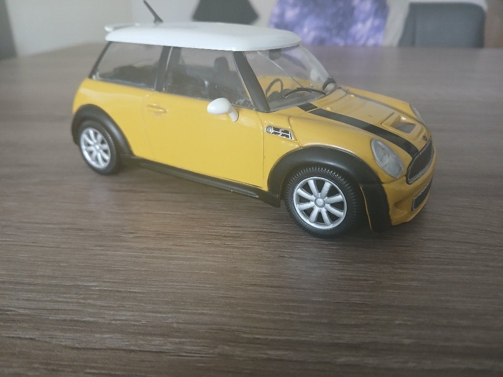 Burago minicooper licensed by bmw, Ophalen of Verzenden, Zo goed als nieuw, Auto, Bburago
