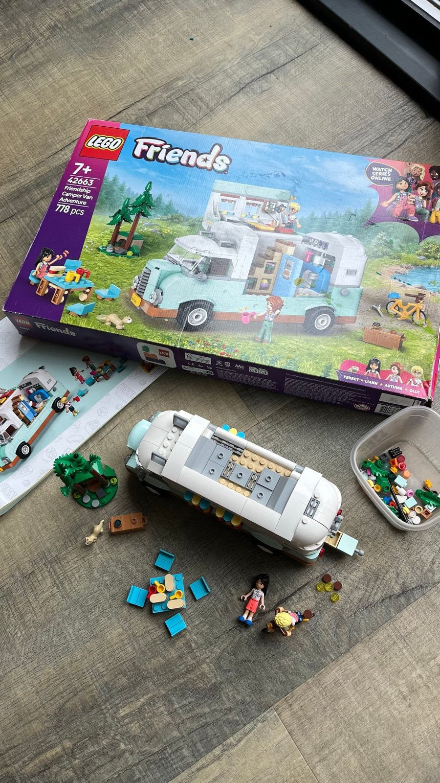 Lego Friends Camper Van Avontuur (41681) - Mist 1 poppetje, Lego, Friends, Ophalen of Verzenden, Zo goed als nieuw