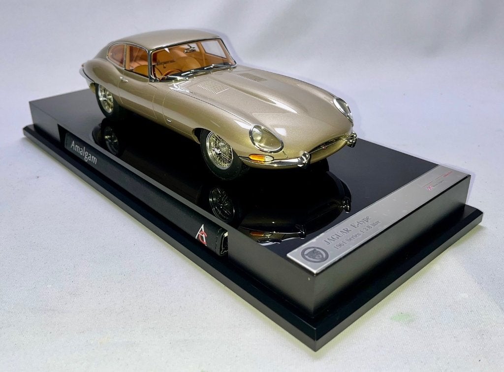 Jaguar E-Type Coupe Goud 1:18 van Amalgam, Hobby en Vrije tijd, Modelauto's | 1:18, Ophalen of Verzenden, Nieuw, Auto, Overige merken
