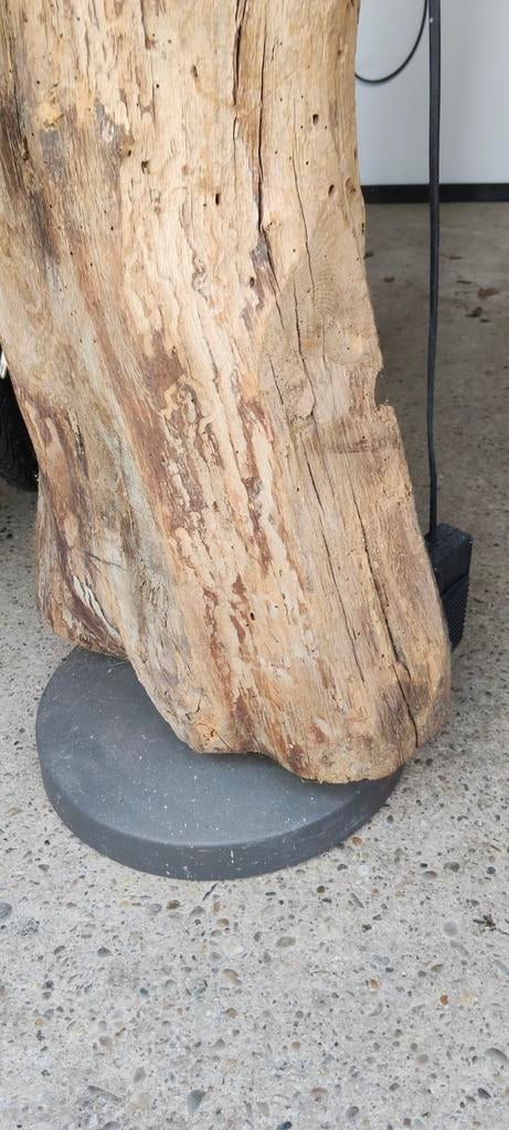 Ouderwetse waterpomp op houten stam.    hout / ijzer, Ophalen
