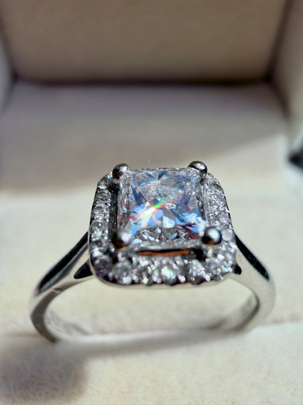 GIA Gecertificeerde Diamanten Ring - 0.66 ct Totaal, Sieraden, Tassen en Uiterlijk, Ringen, Gebruikt, Ophalen of Verzenden, Met edelsteen