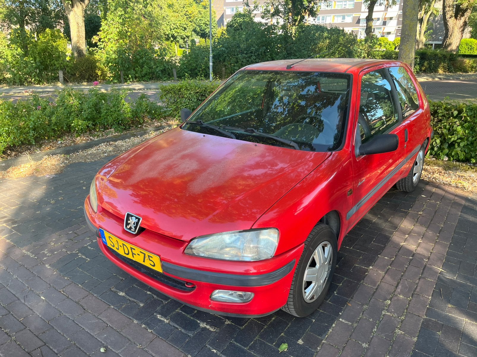 Peugeot 106 1.6 Accent AUT 1997 Rood APK, Stof, 4 cilinders, 400 kg, Particulier