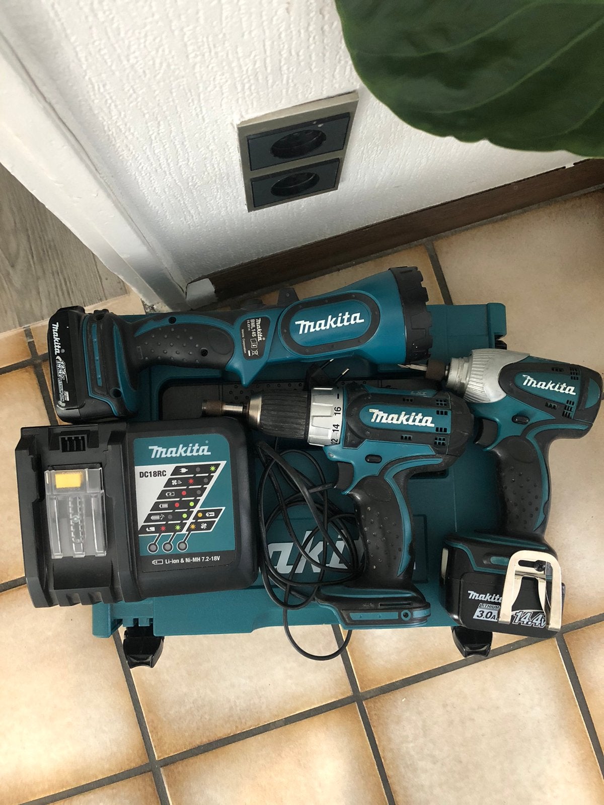 MAKITA set in goede staat werkt alles naar behoren, Ophalen of Verzenden, Zo goed als nieuw, Boor- en Schroefmachine