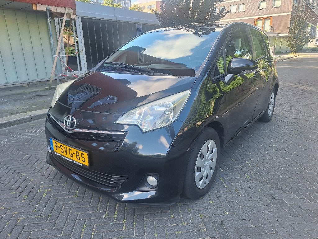 Toyota Verso-S 1.3 Vvt-i 2014 Zwart licht Schade, Auto's, Toyota, Particulier, Verso-S, ABS, Achteruitrijcamera, Adaptive Cruise Control