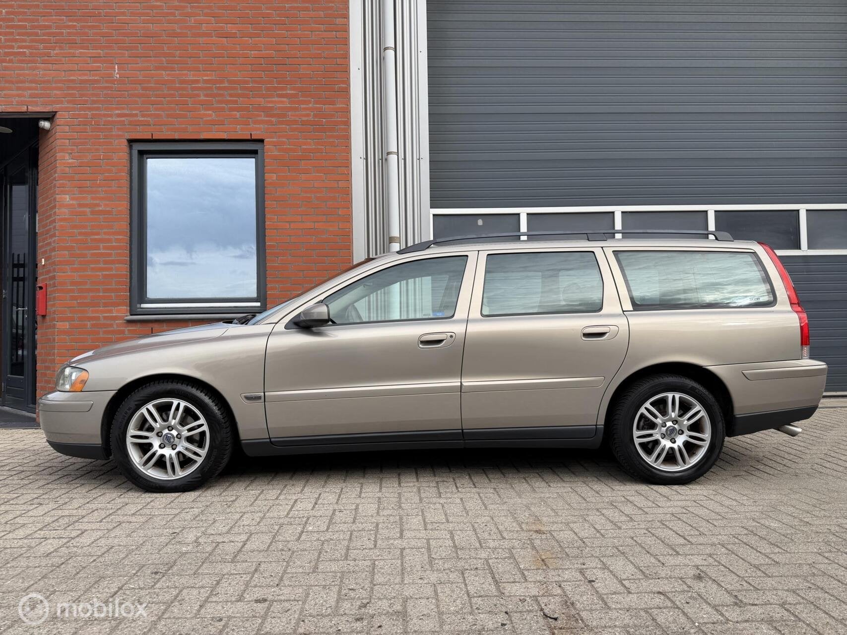Volvo V70 2.4 - airco - leder - orig NL - APK 8-2027, Voorwielaandrijving, Traction-control, Beige, Beige