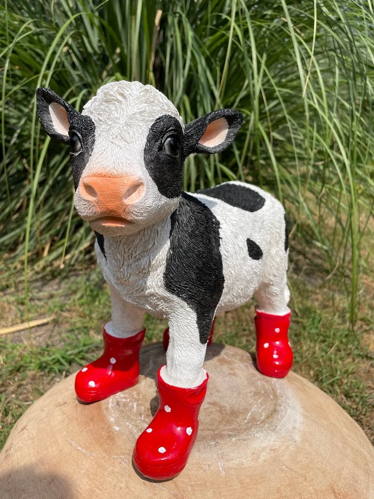 Kalf koe Rood laarsjes tuin boerderij kado 30cm, Ophalen of Verzenden, Nieuw, Kunststof, Dierenbeeld