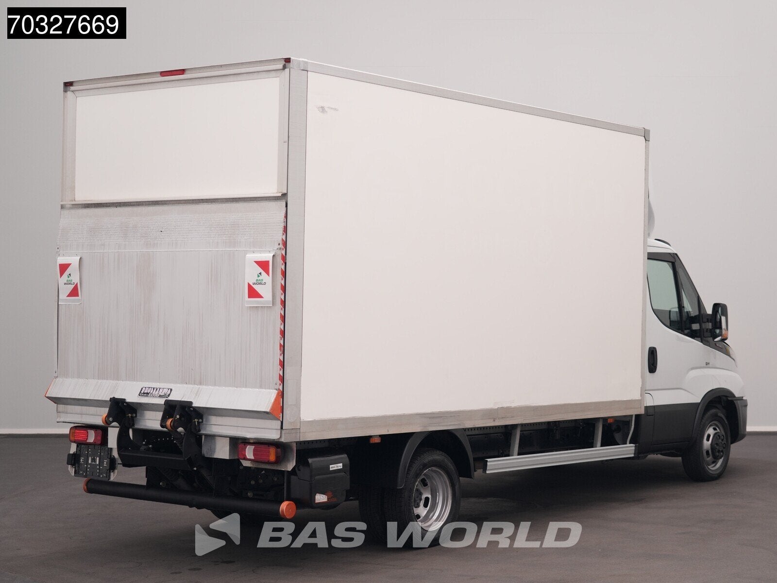 Iveco Daily 35C16 3.0L Laadklep Dubbellucht Bakwagen 160PK M, Auto's, Stof, Gebruikt, Euro 6, 4 cilinders