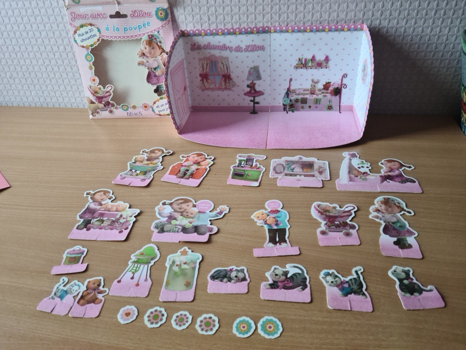 Karton poppen  en meubeltjes,, Ophalen of Verzenden, Babypop