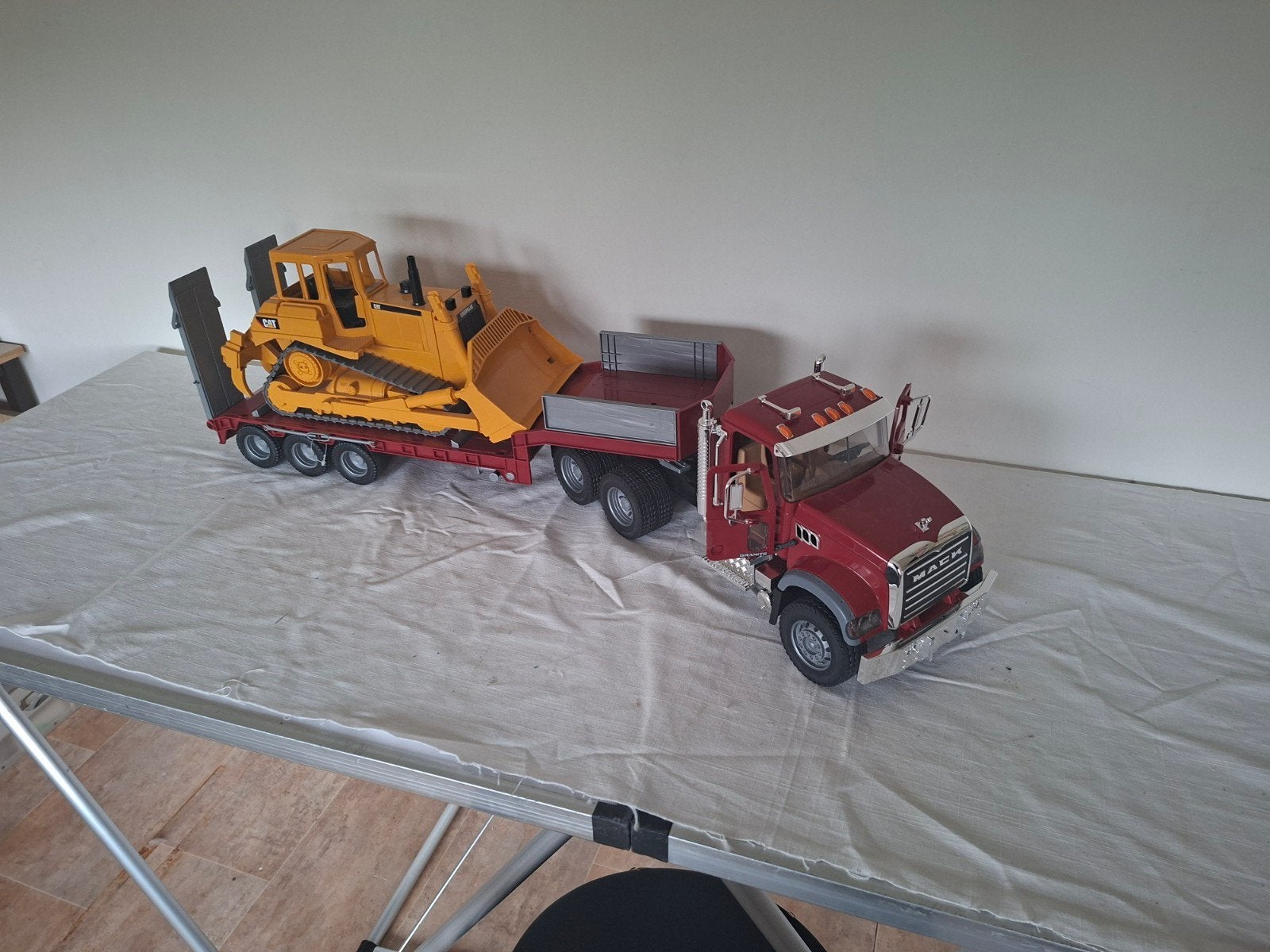 MACK DIEPLADER MET CAT BULDOZER., Ophalen of Verzenden, Zo goed als nieuw