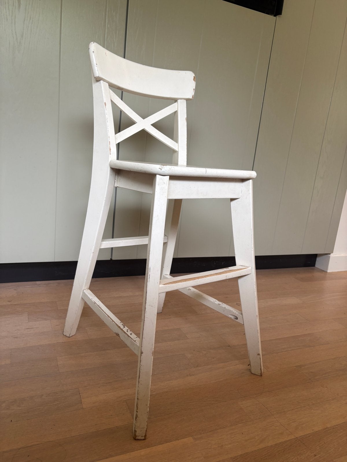 Witte houten kinderstoel - ikea ingolf, Kinderen en Baby's, Kinderstoelen, Ophalen, Gebruikt, Overige typen, Aanschuifbaar