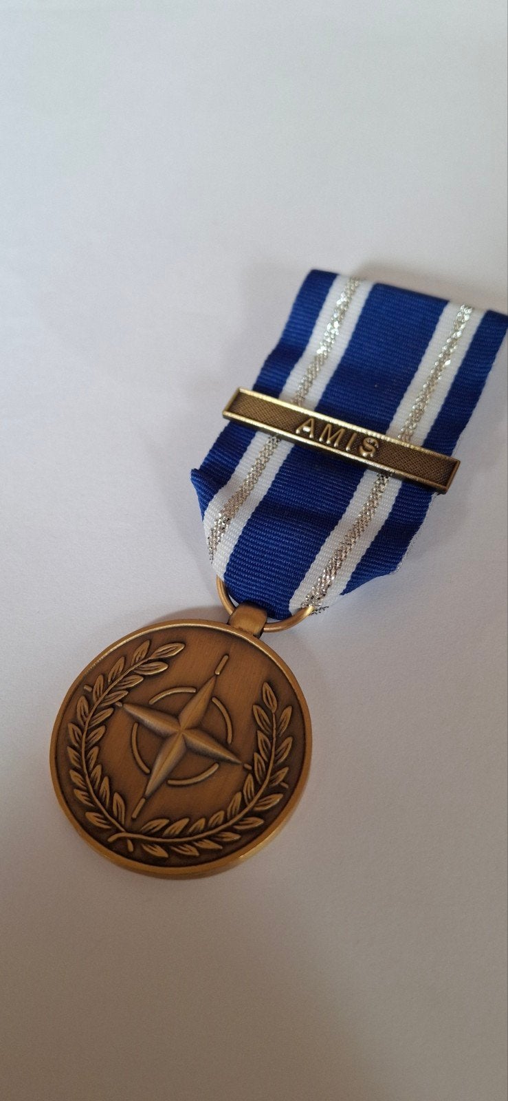 Medaille NATO Sudan, Ophalen of Verzenden, Landmacht, Nederland, Lintje, Medaille of Wings