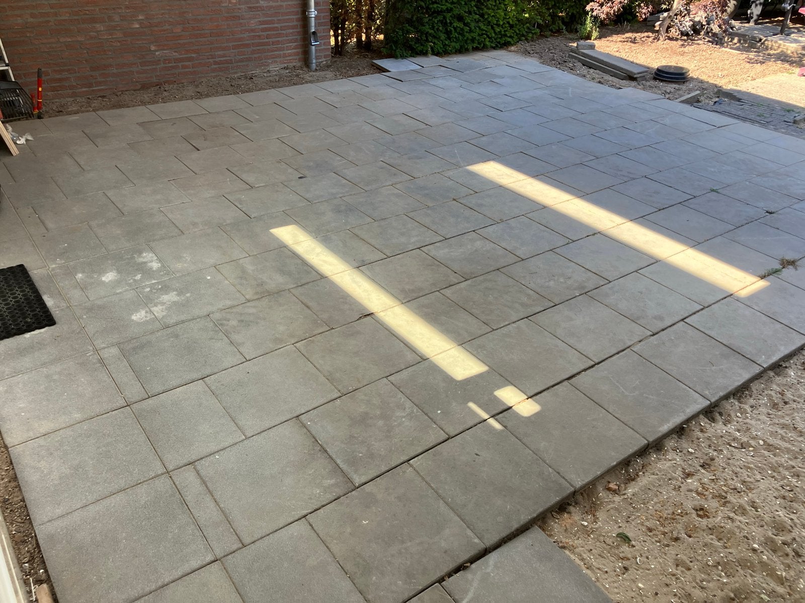 Circa 45m2 lichtgrijs gecoate stoeptegels van beton, Doe-het-zelf en Verbouw, Tegels, Ophalen, Overige materialen, Gebruikt, 20 tot 40 cm