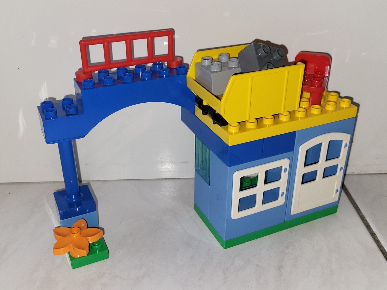 Duplo huisje met kiepfunctie voor bij de trein, Gebruikt, Ophalen of Verzenden, Duplo, Duplo