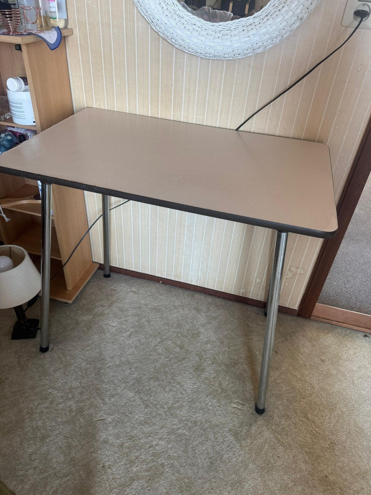 Compacte bijzettafel met metalen poten, Ophalen, Gebruikt, 50 tot 100 cm, Modern, functioneel