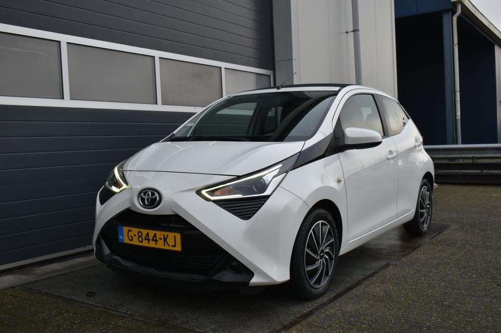 Toyota Aygo 1.0 VVT-i x-play limited el. Vouwdak, Voorwielaandrijving, Gebruikt, Euro 6, 4 stoelen