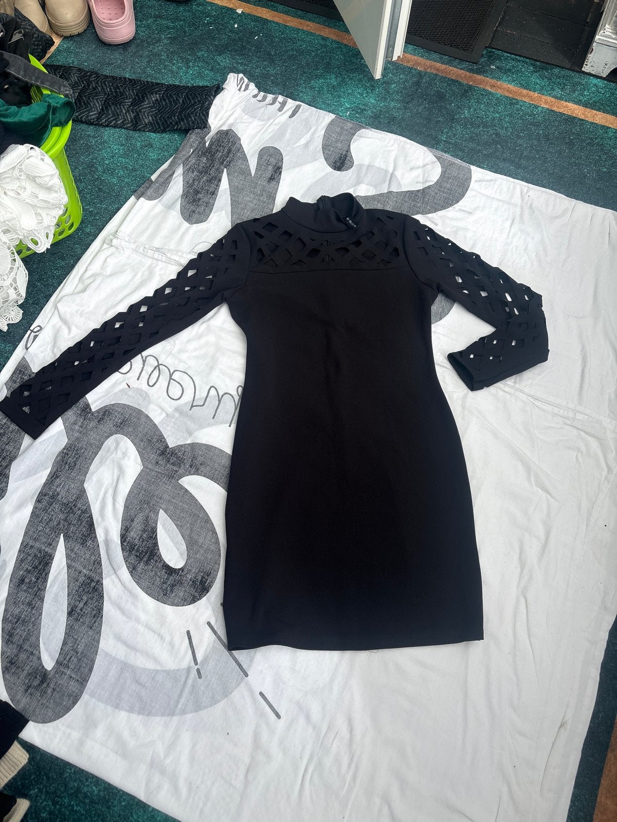 Zwarte jurk met lange mouwen en uitsnijdingen, Kleding | Dames, Zwart, Nieuw, Ophalen of Verzenden, Maat 36 (S)