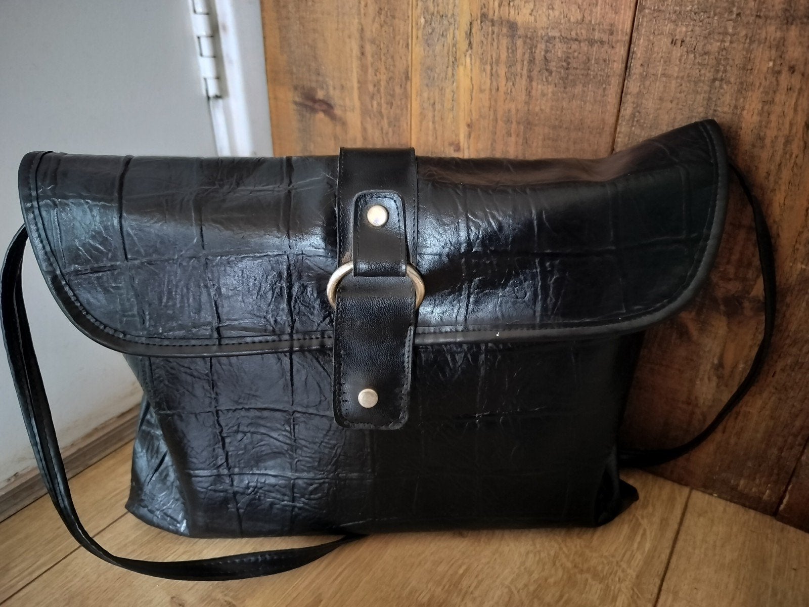 Aparte Italiaanse leren tas zgan

Vintage jaren 70 tas

In z, Ophalen of Verzenden, Zo goed als nieuw, Bruin