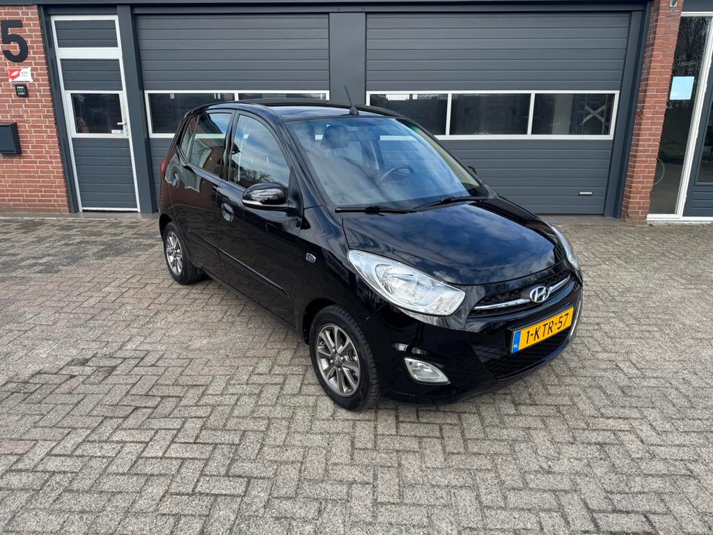 Hyundai i10 1.25 I 5DR 2013 Zwart AIRCO|APK 03-2027|LMV, Auto's, Hyundai, Euro 5, 4 cilinders, Zwart, Origineel Nederlands