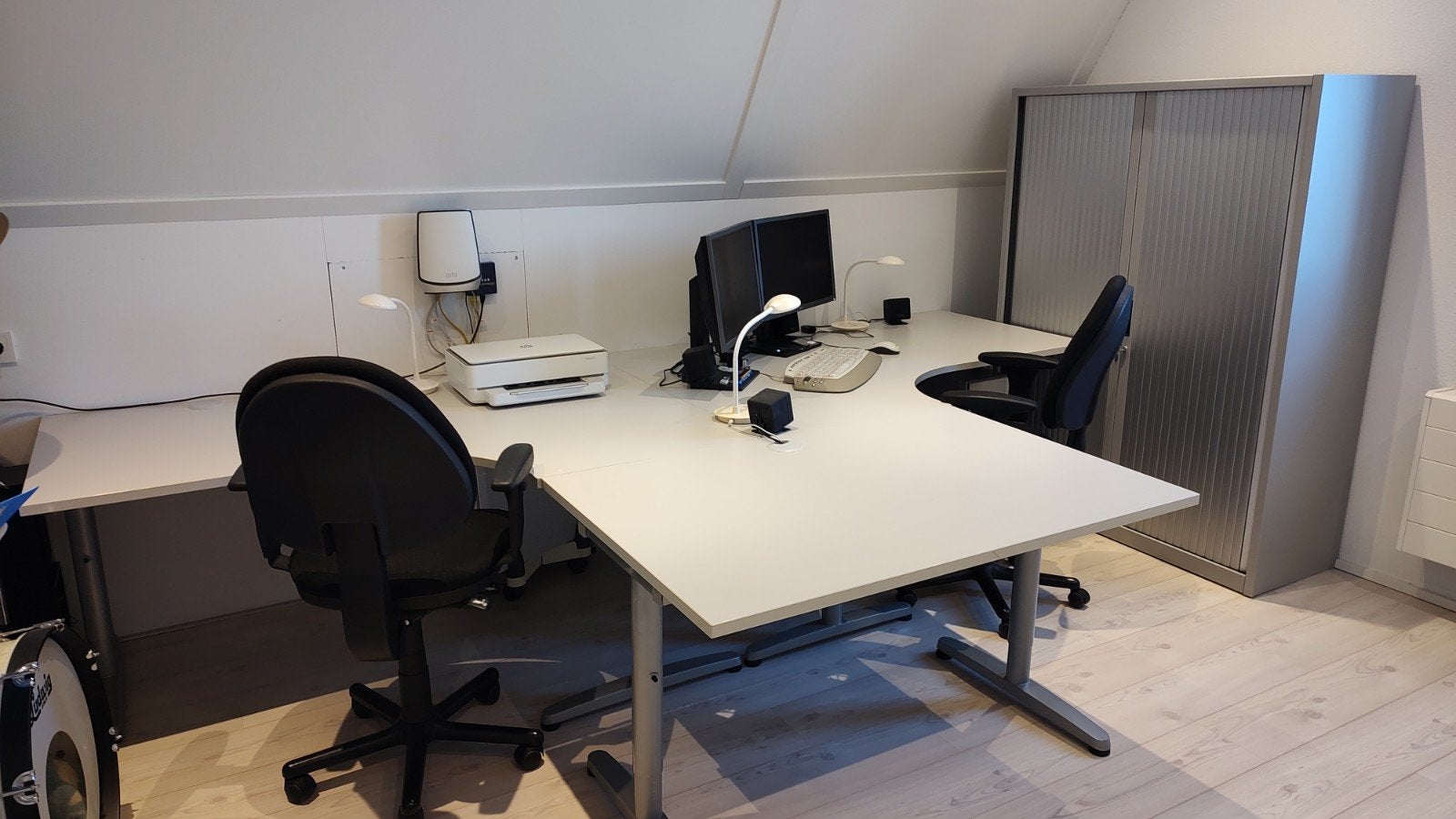 Groot bureau, 2 werkplekken en twee bureaustoelen, Ophalen, Gebruikt, Grijs, Modern