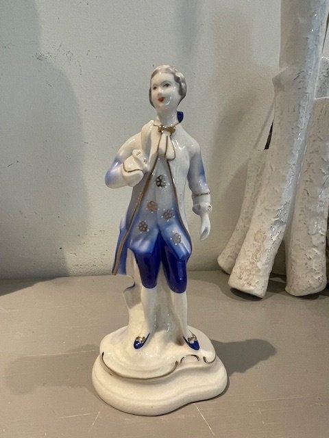 Vintage beeldje porselein. Man in barok kleding. Blauw goud., Antiek en Kunst, Ophalen