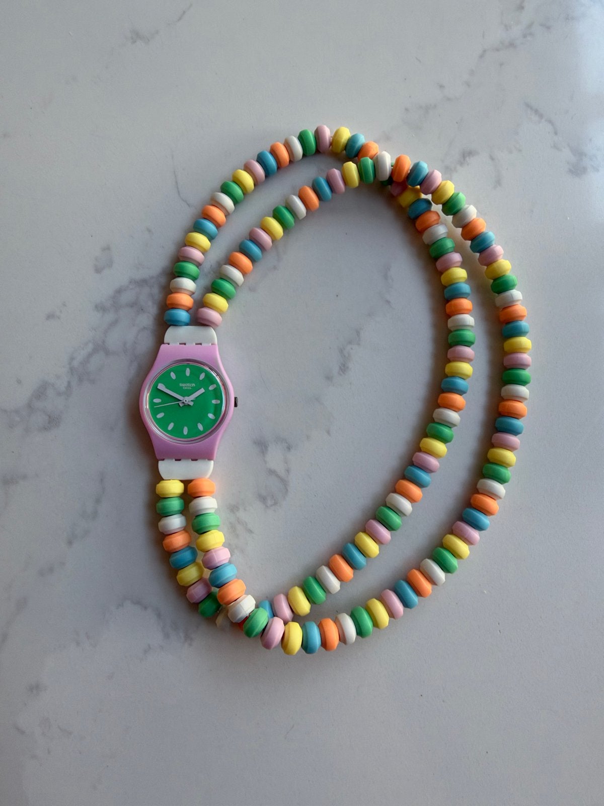 Swatch horloge met kleurrijke kralenband, Kunststof, Polshorloge, Ophalen of Verzenden, Zo goed als nieuw
